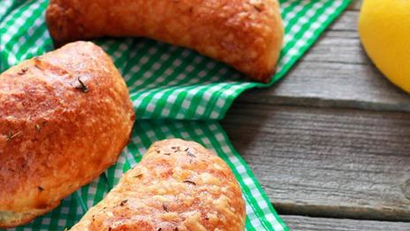 пирожки со шпинатом и кедровыми орешками