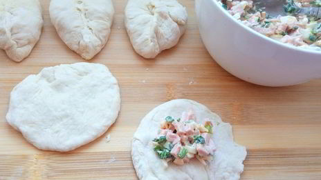 пирожки весенние с луком и яйцом