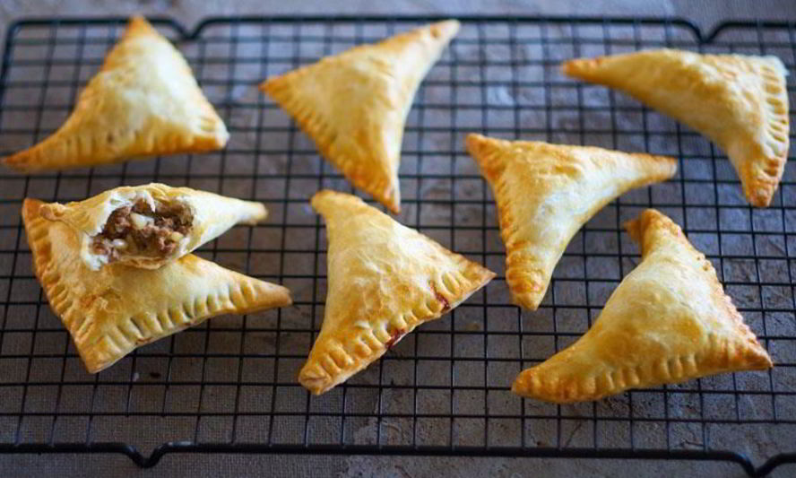 Рецепт слоеных пирожков с бараниной, мятой и кедровыми орехами