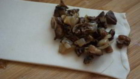 слоеные пирожки с грибами