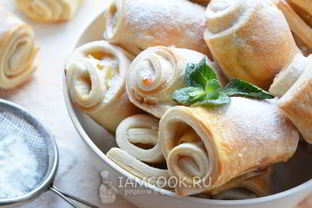 Слоеные пирожки с яблоком