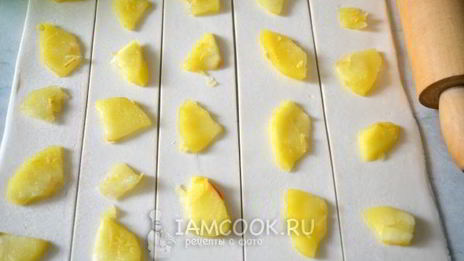 слоеные пирожки с яблоком