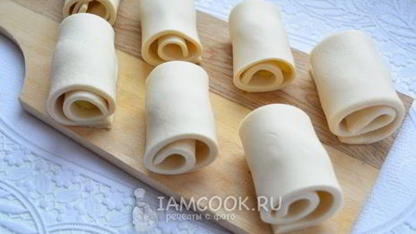 слоеные пирожки с яблоком