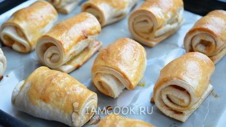 слоеные пирожки с яблоком