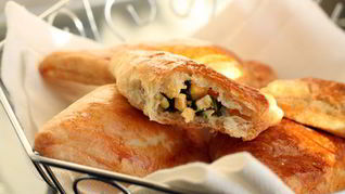 Слоеные пирожки с яйцом и зеленым луком