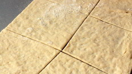 слоеные пирожки с яйцом и зеленым луком