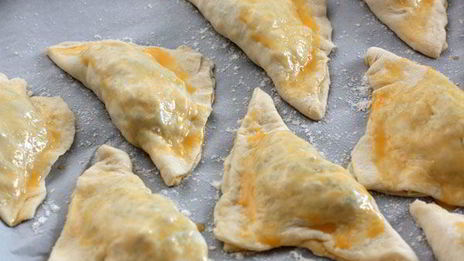 слоеные пирожки с яйцом и зеленым луком