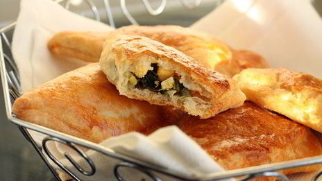 слоеные пирожки с яйцом и зеленым луком