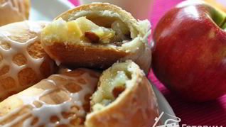 Творожные пирожки с яблоками и изюмом