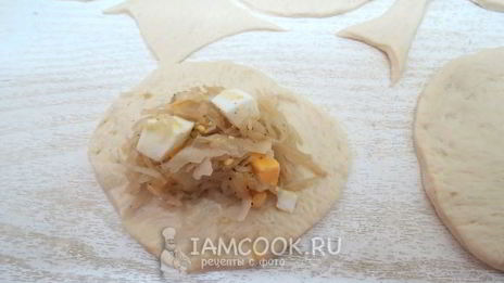 жареные пирожки с капустой и яйцом