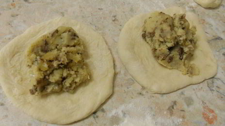 жареные пирожки с картофелем и печенью