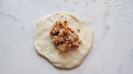 жареные пирожки с мясом и грибами