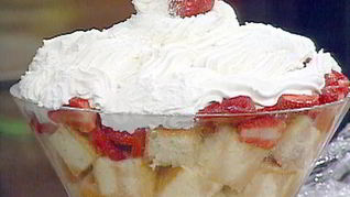 Клубничные пирожные со взбитыми сливками