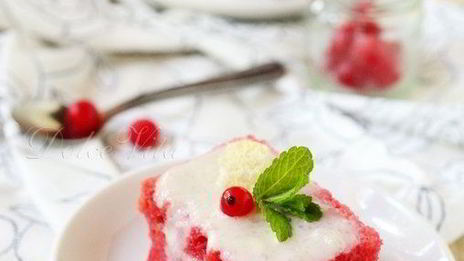 клюквенное пирожное