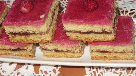 песочное пирожное малинка