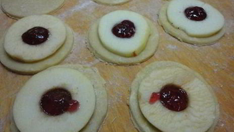 песочные пирожные с яблоками