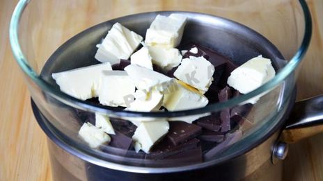 пирожное брауни с фундуком