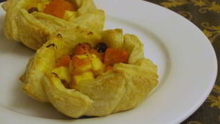 Пирожное с тыквой, яблоком и изюмом