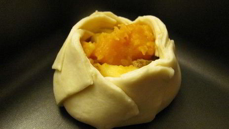 пирожное с тыквой, яблоком и изюмом