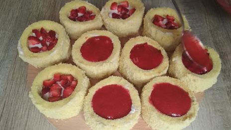 пирожные с клубникой и бананом