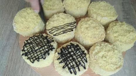 пирожные с клубникой и бананом