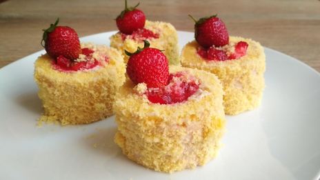 пирожные с клубникой и бананом