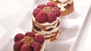 Пирожные с малиной