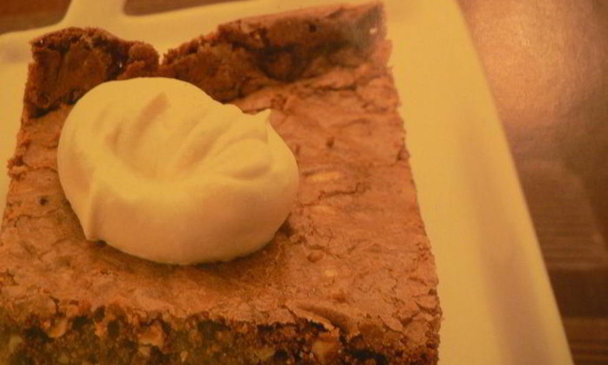 Рецепт шоколадна-орехового пирожного со сливками