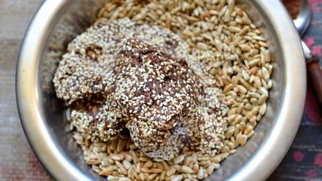 шоколадный брауни с кунжутом и семечками