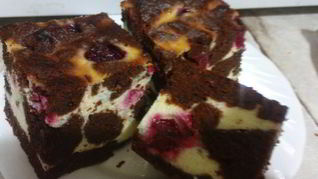Шоколадный брауни с творогом и вишней