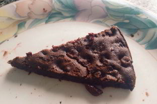 Шоколадный брауни с вишней