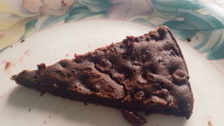 Шоколадный брауни с вишней