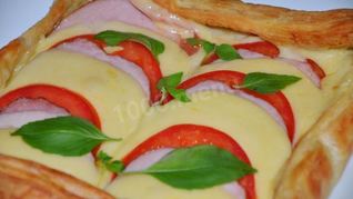 Быстрая и простая пицца из слоеного теста в духовке