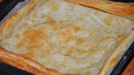 быстрая и простая пицца из слоеного теста в духовке