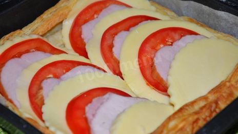 быстрая и простая пицца из слоеного теста в духовке