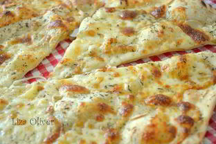 Чесночная пицца с моцареллой