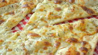 Чесночная пицца с моцареллой