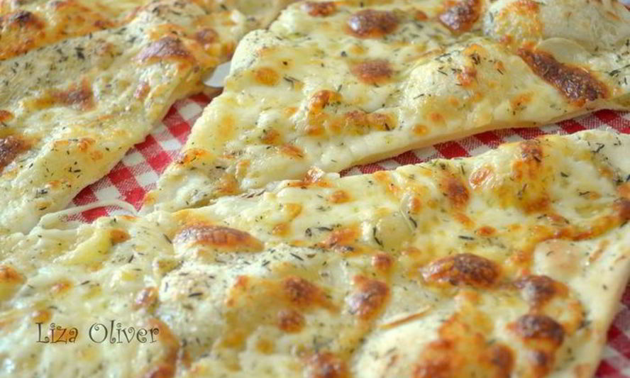 Рецепт чесночной пиццы с моцареллой