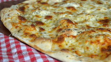 чесночная пицца с моцареллой