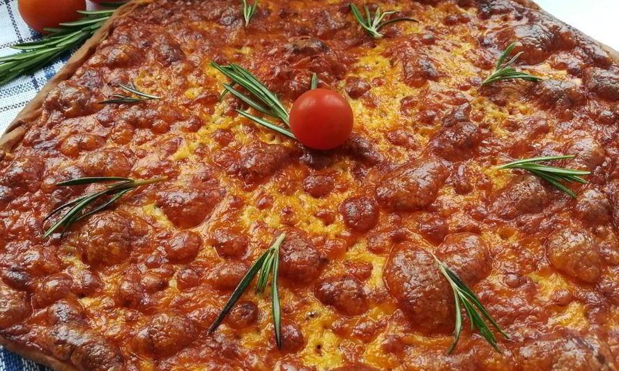 Рецепт домашней пиццы с томатным соусом и моцареллой