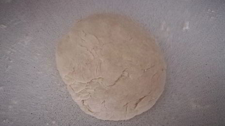 домашняя пицца с томатным соусом и моцареллой