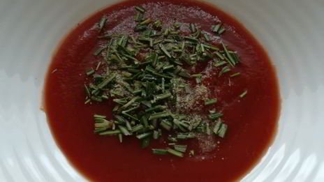 домашняя пицца с томатным соусом и моцареллой