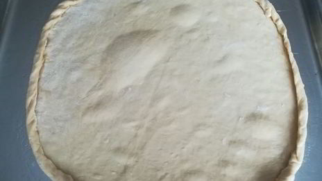 домашняя пицца с томатным соусом и моцареллой