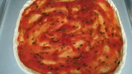 домашняя пицца с томатным соусом и моцареллой