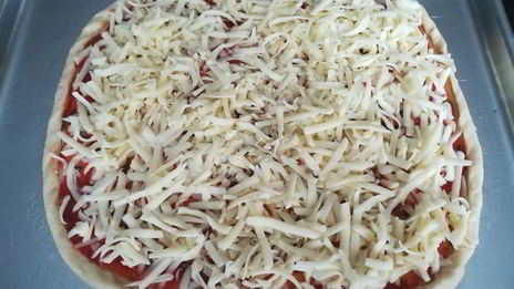 домашняя пицца с томатным соусом и моцареллой