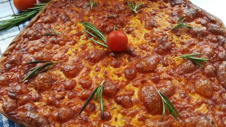 домашняя пицца с томатным соусом и моцареллой