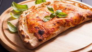 Домашняя закрытая пицца с пепперони