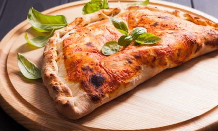 Рецепт домашней закрытой пиццы с пепперони