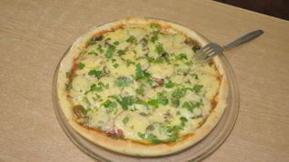 Итальянская тонкая пицца с ветчиной сыром и грибами