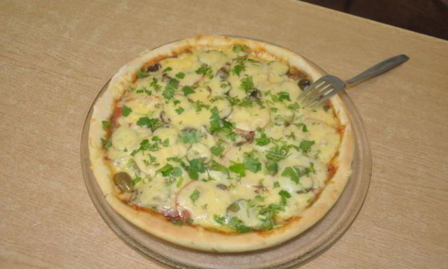 Рецепт итальянской тонкой пиццы с ветчиной сыром и грибами